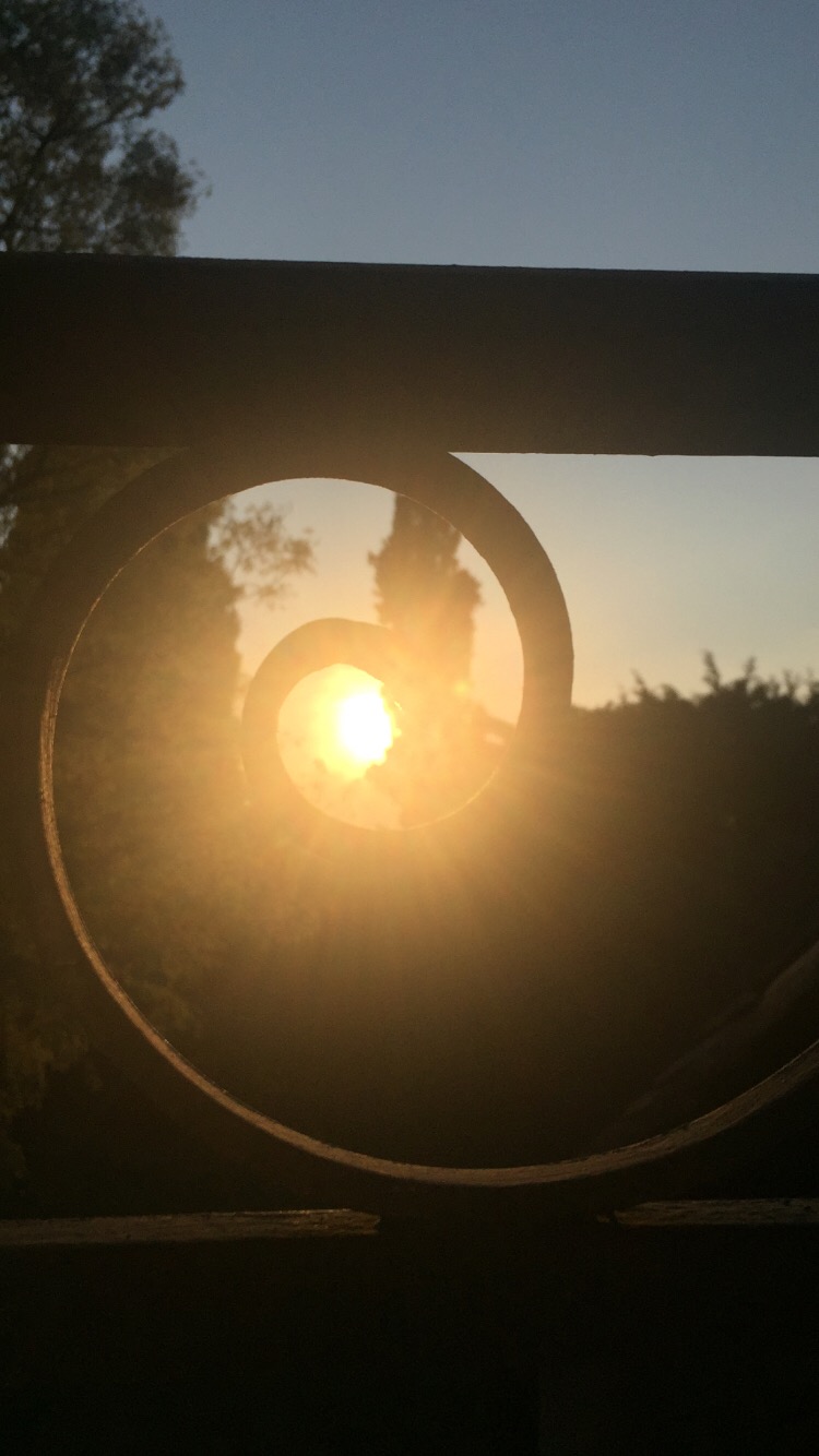 Photographie d'un coucher de soleil en Provence, par Amélie Blanc graphiste.