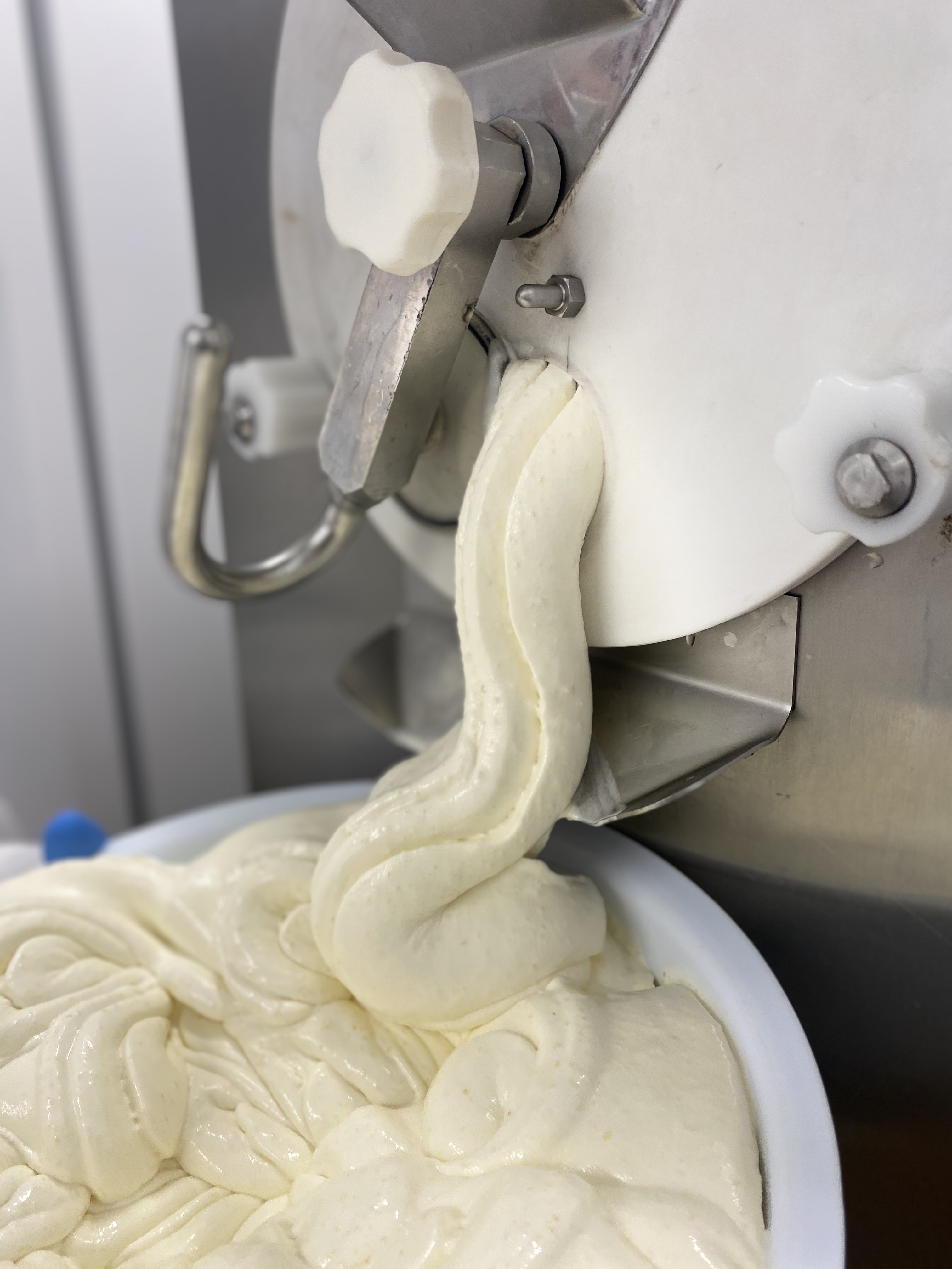 Crème glacée en sortie de turbine, shooting, par Amélie Blanc, graphiste., pour La Compagnie des Desserts.