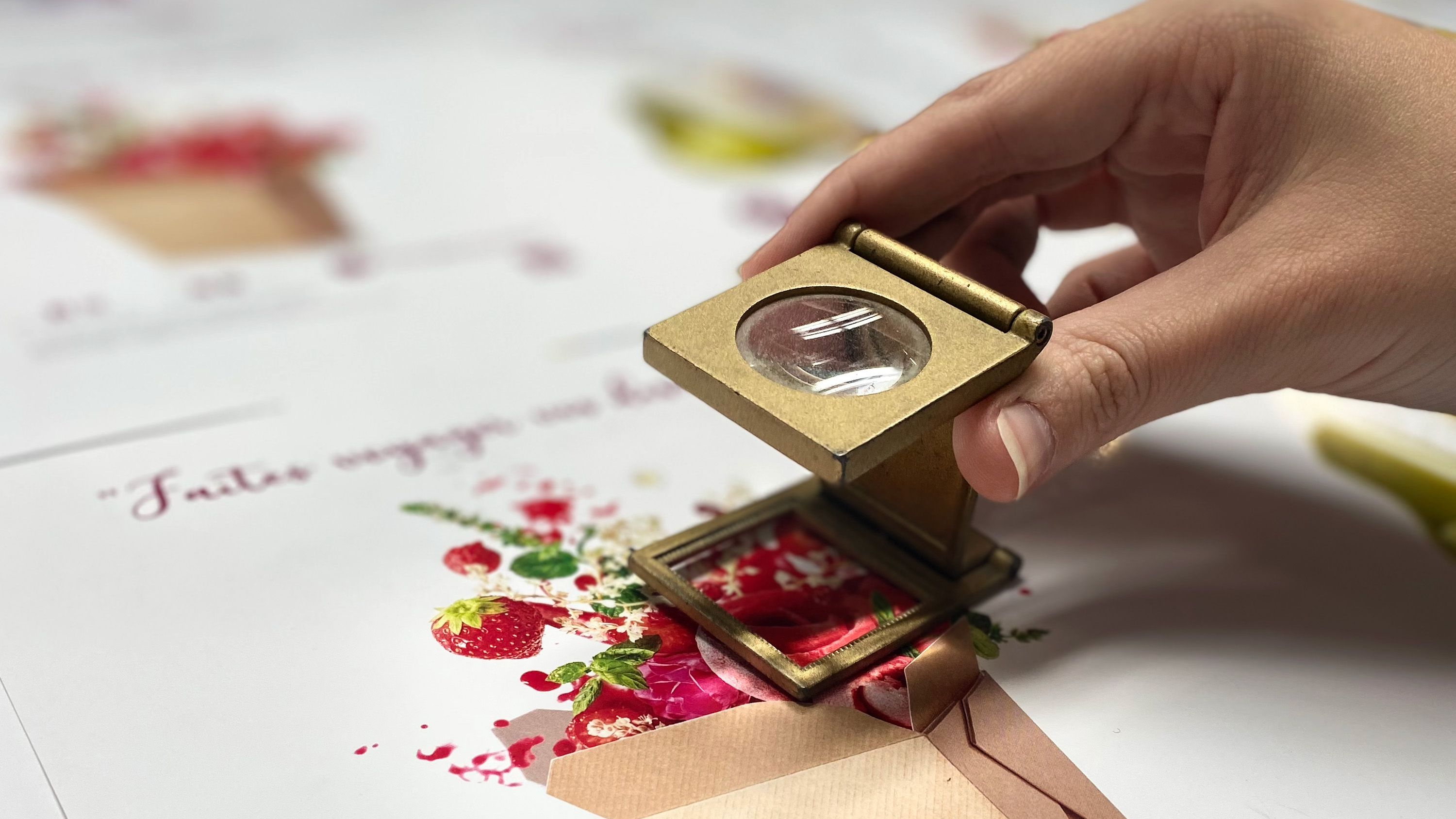 Loupe de table compte-Fils, alliage doré et verre, loupe dédié aux métier de l'impression professionnelle.