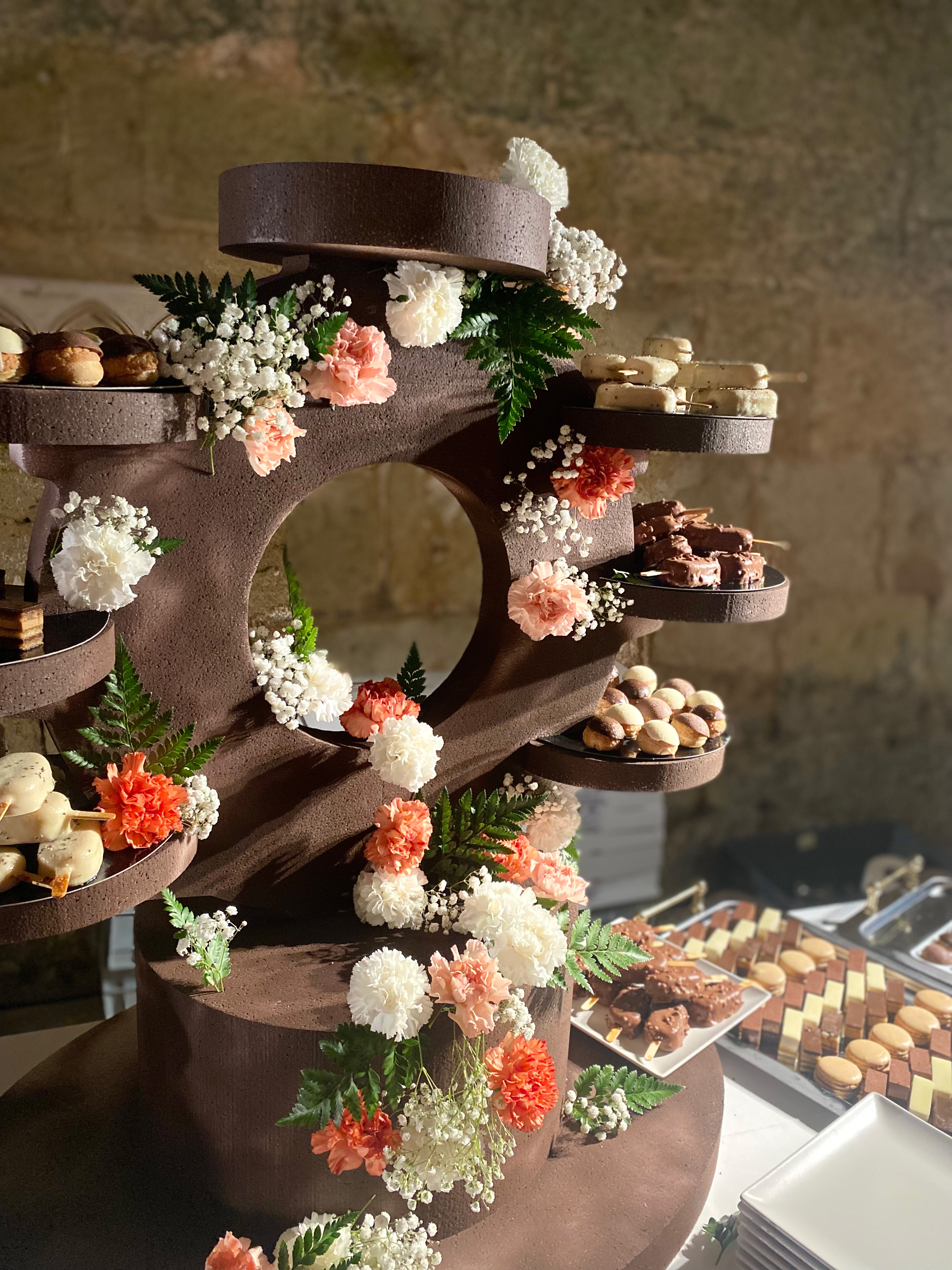 Évènementiel, création d'une composition florale avec Philippe Urraca, pâtissier MOF, pour La Compagnie des Desserts.