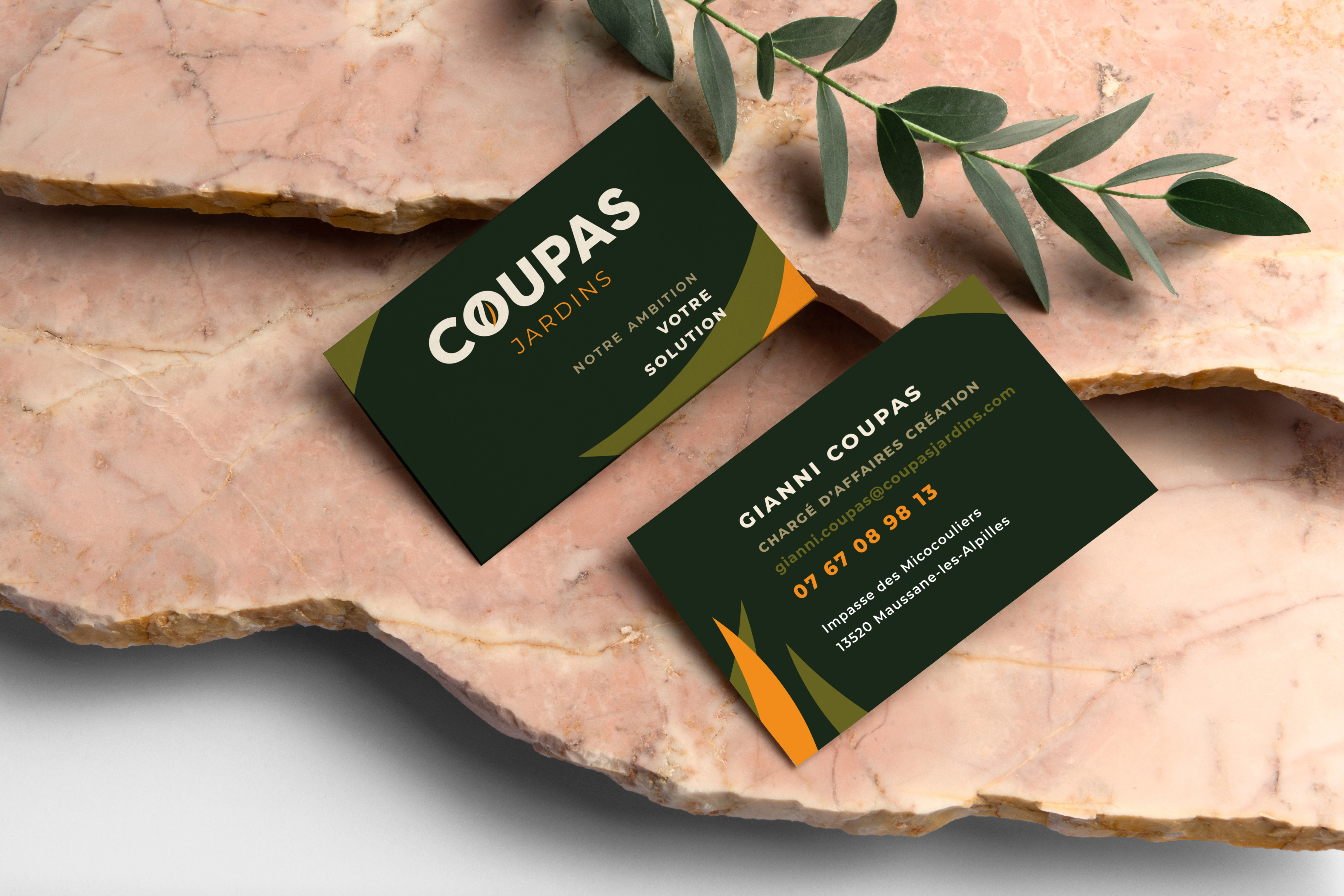 Mise en avant, carte de visite et logotype conçus pour "Coupas Jardins" jardiniers-paysagistes en Provence, dans les Alpilles.